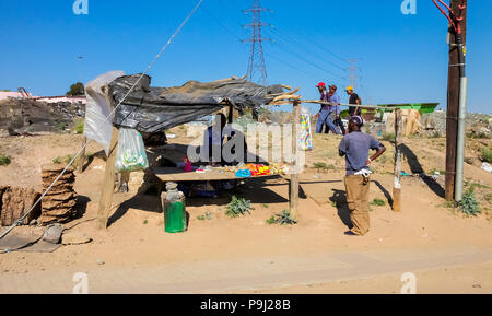 Johannesburg, Südafrika, 11. September 2011, kleinen informellen Hawker verkaufen Produkte auf der Straße in den städtischen Soweto, Südafrika Stockfoto