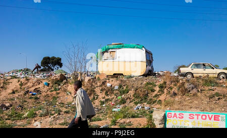 Johannesburg, Südafrika, 11. September 2011, Recycling Müll Picker sortieren Glas Flaschen in städtischen Soweto, Südafrika Stockfoto
