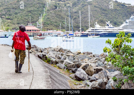St. Thomas, US Virgin Islands - 01 April 2014: Szene aus der Innenstadt von St. Thomas, US Virgin Islands. Boote, Yachten, Kreuzfahrt Celebrity Schiff im b Stockfoto