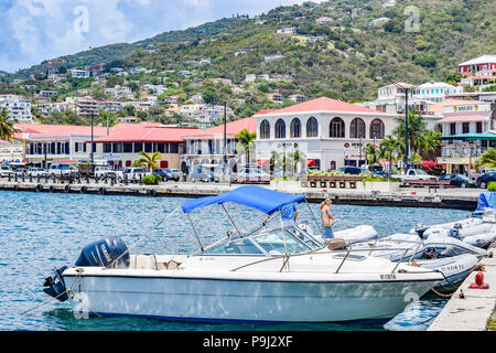 St. Thomas, US Virgin Islands - 01 April 2014: ein Segelboot und einige Schnellboote in der Innenstadt von St. Thomas in den US Virgin Islands angedockt. Stockfoto