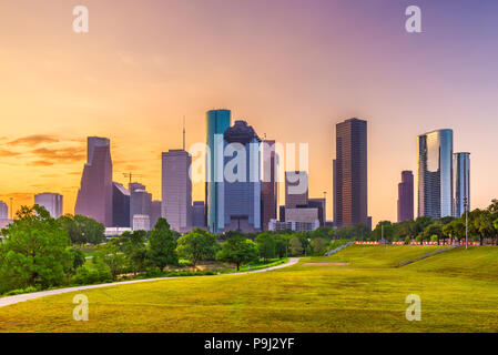 Houston, Texas, USA die Skyline und den Park in der Abenddämmerung. Stockfoto