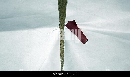 Papier, das in der Hälfte zerrissen wurde. Stockfoto