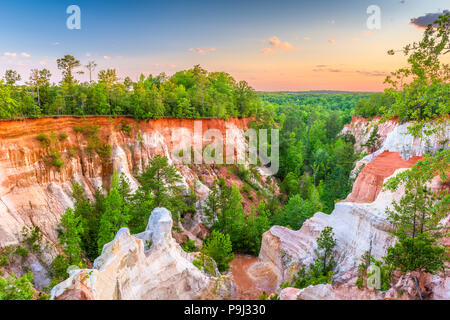 Providence Canyon State Park, Georgia, USA Landschaft in der Abenddämmerung. Stockfoto