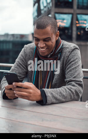 Jungunternehmer am Telefon Stockfoto