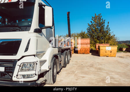 Demolierungrückstand Container warten auf Lkw verladen werden Stockfoto