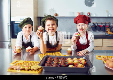 Eine Gruppe Kinder kochen in der Küche. Stockfoto