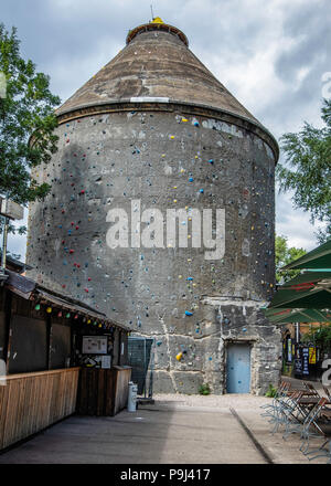 Berlin, Friedrichshain, RAW-Gelände. Der Kegel (Kegel) & open air Klettern & bouldern Wände, Winkelturm Bunker ist als kletterturm verwendet Stockfoto