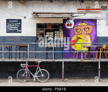 Berlin, Friedrichshain, RAW-Gelände. Emma Erbse Restaurant & Bar mit Essbereich im Freien. Vegane & vegetarische Street Food Stockfoto