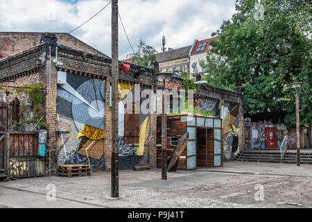 Berlin-Friedrichshain, RAW-Gelände. Crack Bellmer Bar & Night Club außen, einem Ort für Filmvorführungen, DJs, Tanz in alten Industriegebäude Stockfoto