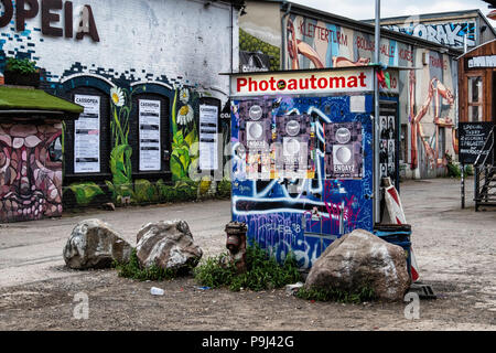 Berlin, Friedrichshain, RAW-Gelände. Photoautomat Photo Booth vor Cassiopaia Night Club und Kletterturm klettern Veranstaltungsort. Stockfoto