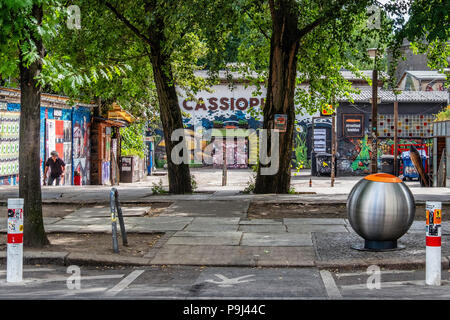 Berlin-Friedrichshain, RAW-Gelände. Ansicht der Cassiopeia Bar, Emma Erbse veganes Restaurant & Badehaus Bar von der Revaler Straße. Stockfoto