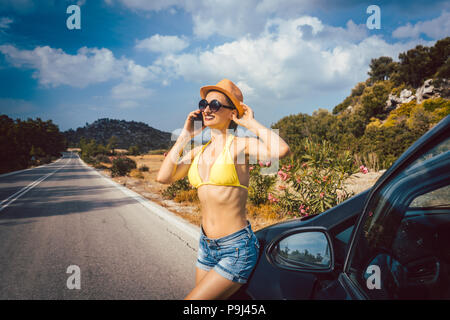 Frau mit Phone in Ihrem Urlaub Stockfoto