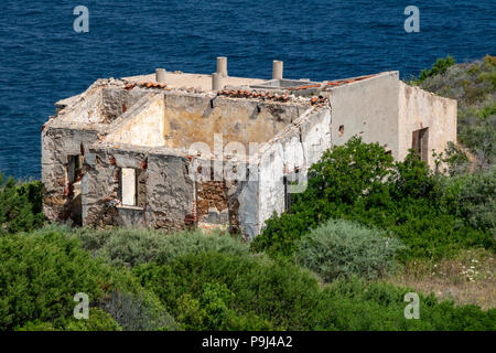 Äußere Detail einer Verfallenen WW2 Gebäude, an der Klippe Rand; Baia Sardinia, Sardinien, Italien. Stockfoto