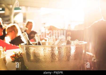 Partygänger Genießen der Champagner Bar in der Abenddämmerung. Stockfoto