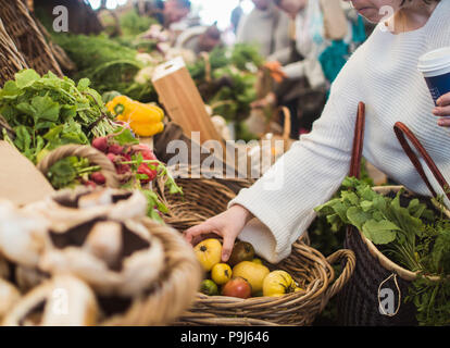 Frau an Farmers Market Stockfoto