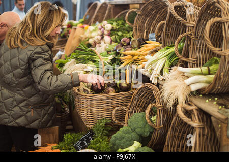 Frau am Bauernmarkt einkaufen Stockfoto