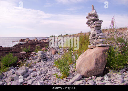 Steintürme am Strand auf der Insel Saaremaa in Estland, wo die Leute einfach Angeln leben seit Jahrhunderten geführt haben. Stockfoto