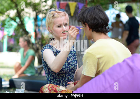 Gesicht Art Farbe auf einer Fläche während des Festival des Yoga und der vedischen Kultur" Vedalife-2017, Insel". August 7, 2017. Kiew, Ukraine Stockfoto