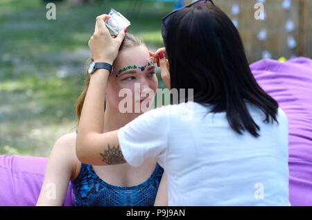 Gesicht Art Farbe auf einer Fläche während des Festival des Yoga und der vedischen Kultur" Vedalife-2017, Insel". August 7, 2017. Kiew, Ukraine Stockfoto