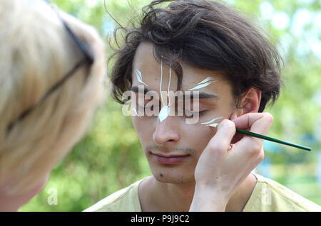 Gesicht Art Farbe auf einer Fläche während des Festival des Yoga und der vedischen Kultur" Vedalife-2017, Insel". August 7, 2017. Kiew, Ukraine Stockfoto