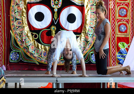 Menschen üben Yoga Posen beim Festival des Yoga und der vedischen Kultur" Vedalife-2017, Insel". August 7, 2017. Kiew, Ukraine Stockfoto