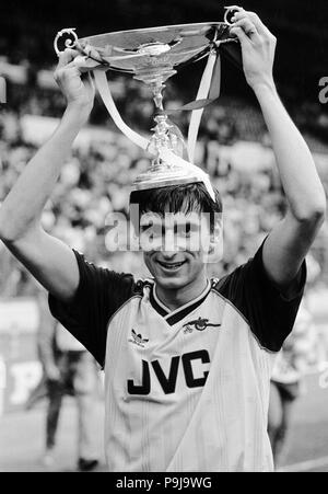 Doppelte Ziel des Arsenal scorer, Stürmer Alan Smith, hält aloft Trophäe des Siegers, nachdem seine Mannschaft den Internationalen Club Turnier gewann im Wembley-stadion mit einem 3-0 Sieg über den FC Bayern München. Stockfoto