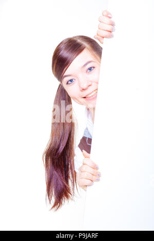 Teenage Frau/Mädchen versteckt sich hinter einem Board Stockfoto