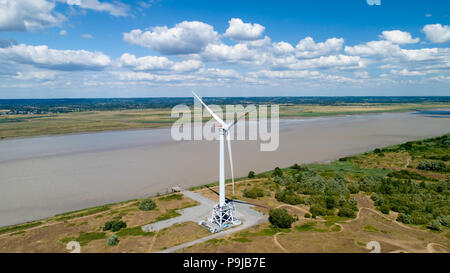 Luftaufnahme von Windenergieanlagen entlang der Loire, Frankreich Stockfoto