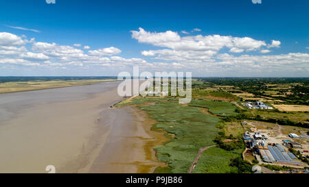 Luftaufnahme von Windenergieanlagen entlang der Loire, Frankreich Stockfoto