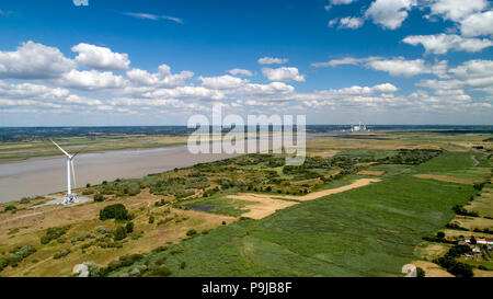 Luftaufnahme von Windenergieanlagen entlang der Loire, Frankreich Stockfoto