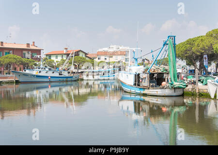 Europa, Italien, Veneto, Caorle. Fischerboote vertäut im Hafen im Zentrum der Stadt von Caorle. Stockfoto