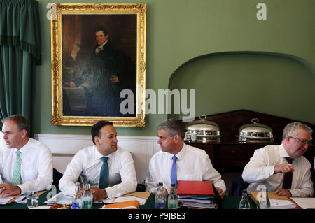 Ein Taoiseach Leo Varadkar (Zweite links) zusammen mit Chief whip Joe McHugh (links), Generalsekretär Martin Fraser, und Attorney General Seamus Woulfe (rechts) bei Derrynane House, Kerry, für eine Regierung Kabinettssitzung. Stockfoto