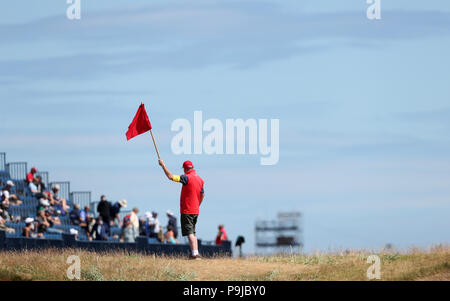 Ein marshall winkt beim Vortag des vierten Tages der Open Championship 2018 in Carnoustie Golf Links, Angus, eine Flagge. DRÜCKEN SIE VERBANDSFOTO. Bilddatum: Mittwoch, 18. Juli 2018. Siehe PA Geschichte GOLF Open. Bildnachweis sollte lauten: David Davies/PA Wire. Stockfoto