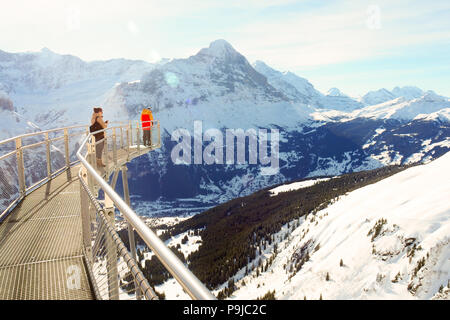 Die Leute, die einen Panoramablick auf die Berge Fotos auf der Grindelwald First Cliff Walk Plattform Stockfoto