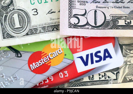 Eine Mastercard und Visa debit Karten von US-Dollar umgeben Stockfoto