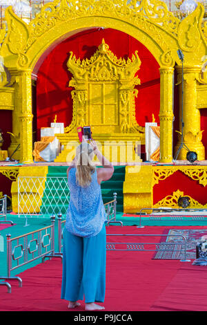 Touristen, die im Februar Fotos auf der Shwedagon Pagode, Yangon, Myanmar (Birma), Asien machen Stockfoto