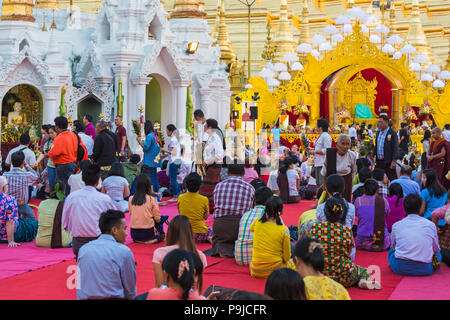 Besuchermassen in der Shwedagon Pagode, Yangon, Myanmar (Burma), Asien im Februar Stockfoto