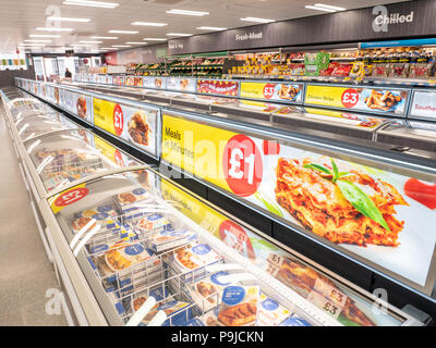 Gefrierschrank Gänge an Island Supermarkt, Großbritannien Stockfoto