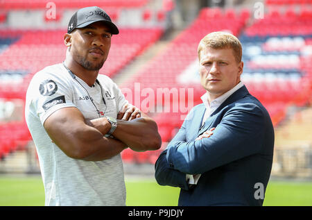 Anthony Josua und Alexander Povetkin während einer Pressekonferenz im Wembley Stadion. Stockfoto