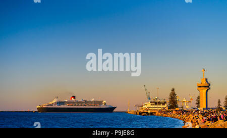 Adelaide, Australien - 16. Februar 2018: Cunard Line RMS Queen Mary 2 mit Menschen an Bord der Abreise für eine Kreuzfahrt von äußeren Hafen, Port Adelaide Stockfoto