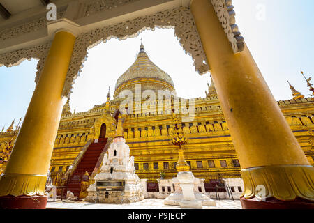 Die Shwezigon Pagode oder Shwezigon Paya ist ein buddhistischer Tempel in Nyaung-U, einer Stadt in Myanmar. Stockfoto