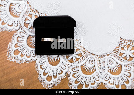 Hochzeit Ringe in Box auf weißem weben Textil Stockfoto