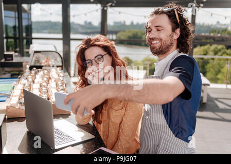 Der bärtige Mann, der glücklich mit seiner Frau selfie Stockfoto