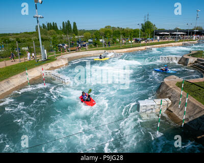 White Water Rafting auf der Lee Valley White Water Centre, London, UK Stockfoto