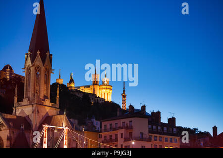 Nacht Lyon Skyline mit beleuchteten St. Georges Kirche und Basilika Notre-Dame de Fourviere im Hintergrund Stockfoto