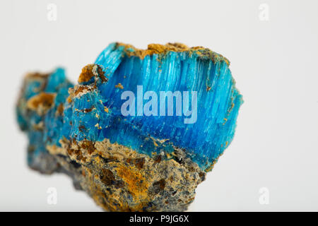 Blau mineral chalcanthite (kupfersulfat) auf Stein auf weißem Hintergrund Stockfoto