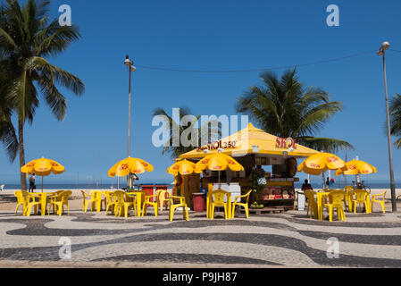 Kiosk am Strand von Copacabana, Rio de Janeiro, Brasilien Stockfoto