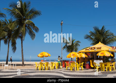 Kiosk am Strand von Copacabana, Rio de Janeiro, Brasilien Stockfoto