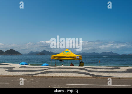 Kiosk am Strand von Copacabana, Rio de Janeiro, Brasilien Stockfoto