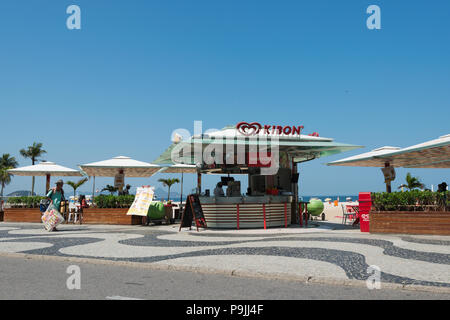 Kiosk am Strand von Copacabana, Rio de Janeiro, Brasilien Stockfoto